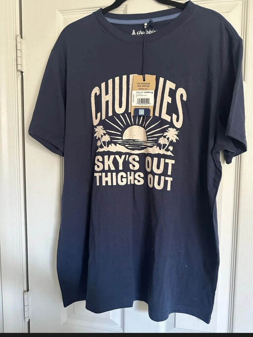chubbies Navy Graphic Tee with Cream Beach Print